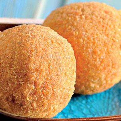 Жареное мороженое с соусом из маракуйи