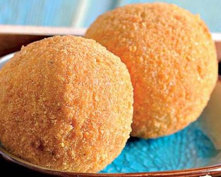 Жареное мороженое с соусом из маракуйи