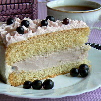 Бисквит с нежным сливочно-смородиновым муссом