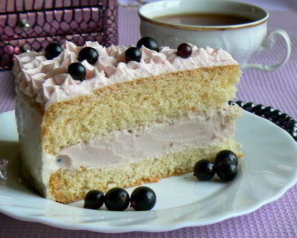 Бисквит с нежным сливочно-смородиновым муссом