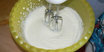 бисквит с нежным сливочно-смородиновым муссом