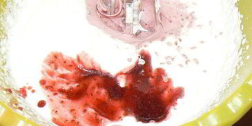 бисквит с нежным сливочно-смородиновым муссом