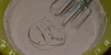 бисквит с нежным сливочно-смородиновым муссом