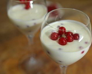 Йогуртовый мусс с красной смородиной