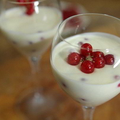 Йогуртовый мусс с красной смородиной