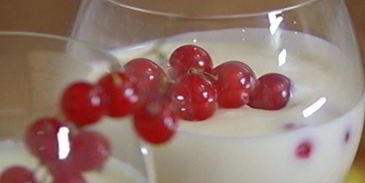 йогуртовый мусс с красной смородиной