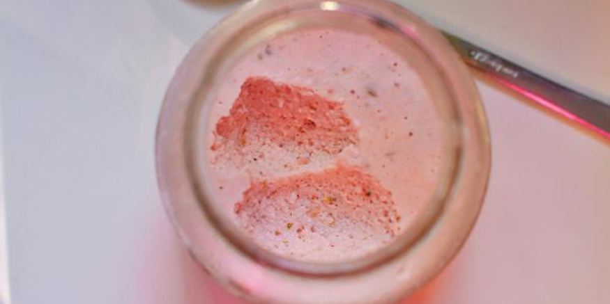 Рецепт клубничного мусса с кинзой