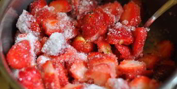 клубничный мусс с кинзой