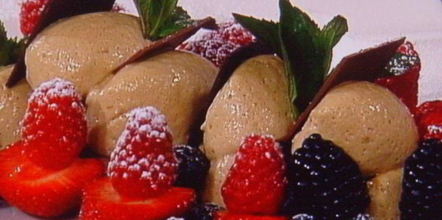 Рецепт мокки-мусса в ягодном обрамлении