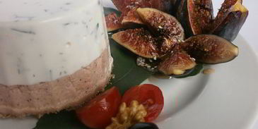 мусс два вкуса из творога и ветчины с инжиром