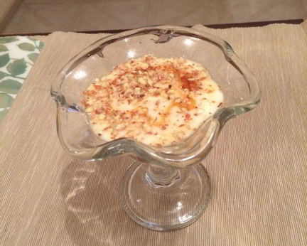 Мусс из йогурта и меда с жареными грушами и миндалем