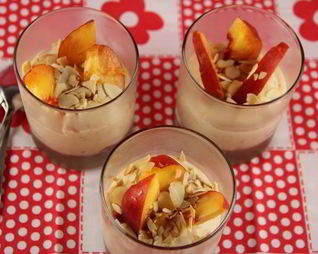 Персиковый мусс с медом и миндалем