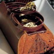 Рецепт Шоколадного бисквита с муссом из горького шоколада и апельсиновым конфитюром