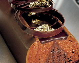 Шоколадный бисквит с муссом из горького шоколада и апельсиновым конфитюром