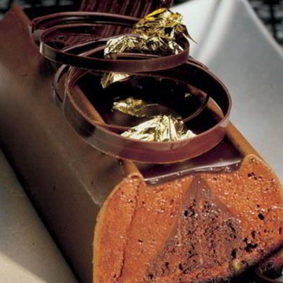 Шоколадный бисквит с муссом из горького шоколада и апельсиновым конфитюром