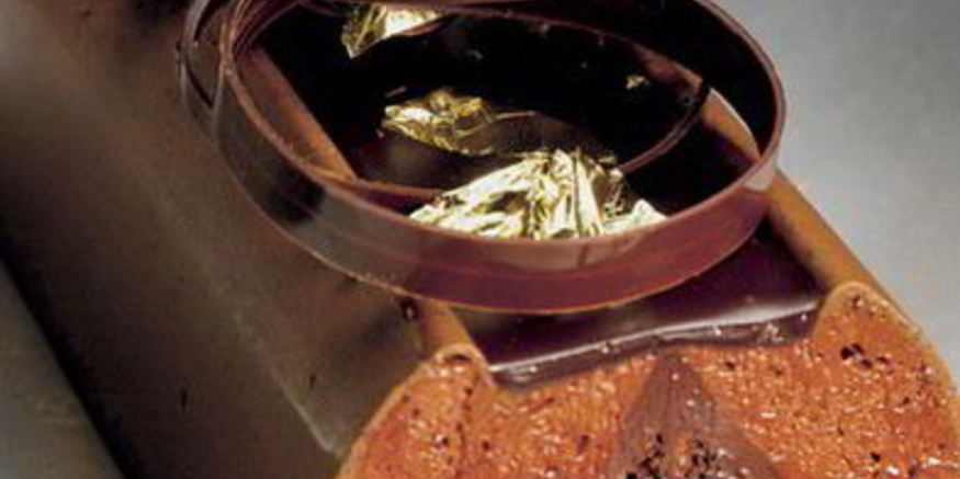 Рецепт шоколадного бисквита с муссом из горького шоколада и апельсиновым конфитюром