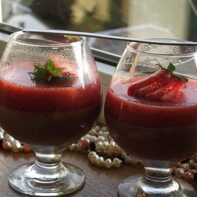 Шоколадный мусс с клубникой