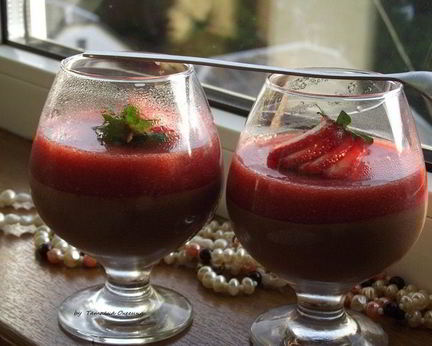 Шоколадный мусс с клубникой
