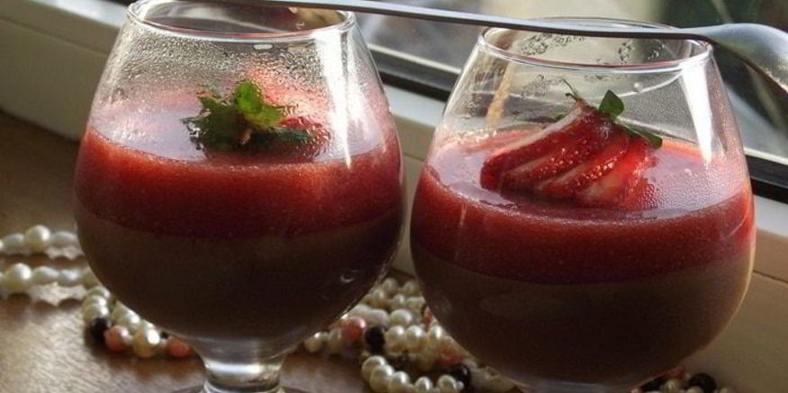 Рецепт шоколадного мусса с клубникой