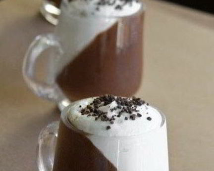 Шоколадный мусс со взбитыми сливками и кофе