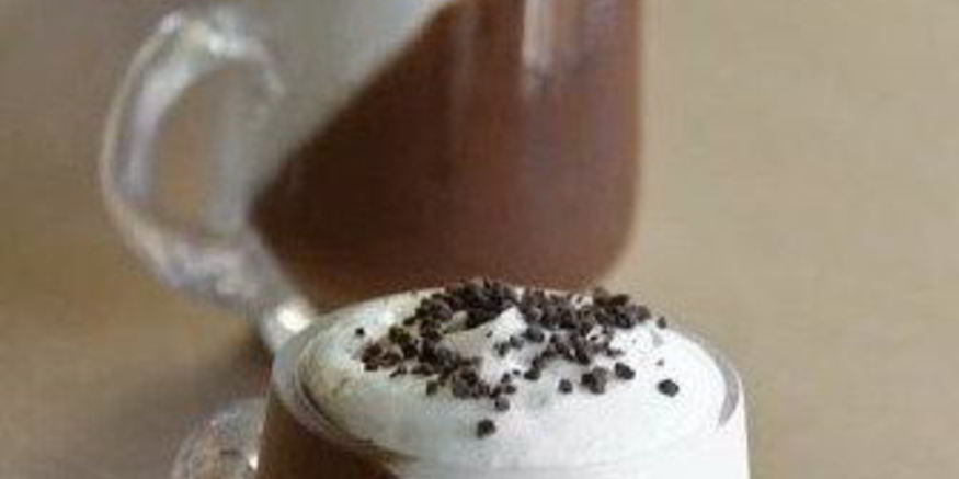 Рецепт шоколадного мусса со взбитыми сливками и кофе