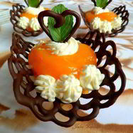 Рецепт Шоколадных лодочек с манговым муссом и взбитыми сливками