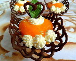 Шоколадные лодочки с манговым муссом и взбитыми сливками