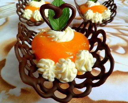 Шоколадные лодочки с манговым муссом и взбитыми сливками