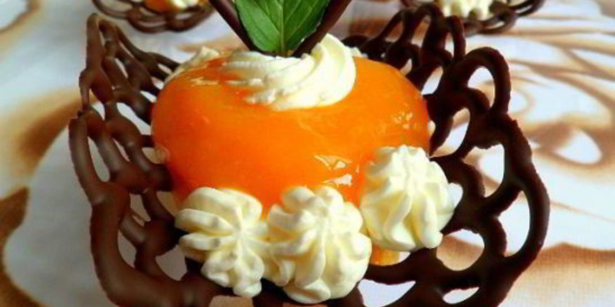 Рецепт шоколадных лодочек с манговым муссом и взбитыми сливками