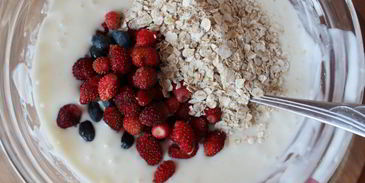 творожный мусс с ягодами и злаками