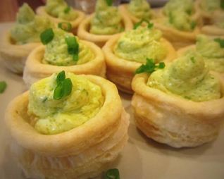 Волованы с муссом из масла, икры и петрушки