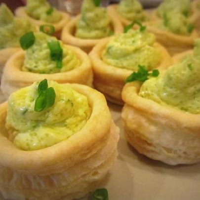 Волованы с муссом из масла, икры и петрушки