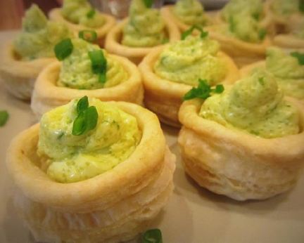 Волованы с муссом из масла, икры и петрушки