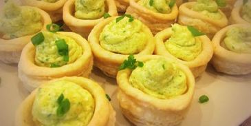 волованы с муссом из масла, икры и петрушки