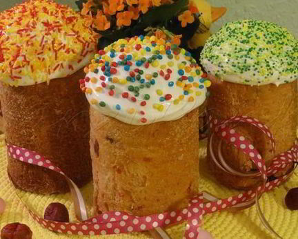 Кулич с вяленой вишней и кедровыми орешками