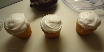 кулич с вяленой вишней и кедровыми орешками