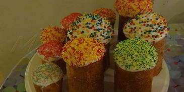 кулич с вяленой вишней и кедровыми орешками