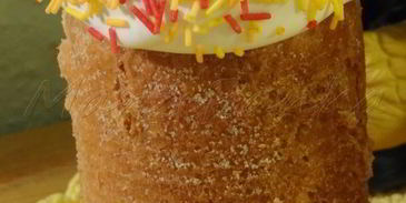 кулич с вяленой вишней и кедровыми орешками