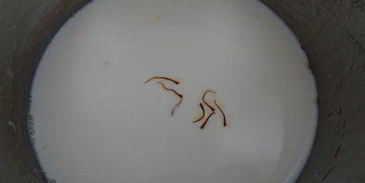 кулич с вяленой вишней и кедровыми орешками