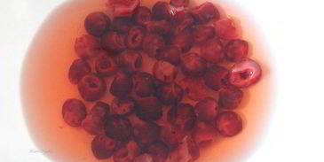 кулич с вяленой вишней и кедровыми орешками