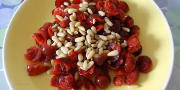 кулич с вяленой вишней и кедровыми орешками