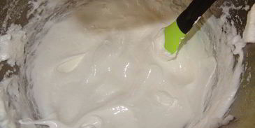 кулич с вяленой вишней и кедровыми орешками