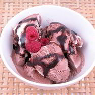 Рецепт Санди с горячим шоколадным соусом и малиной