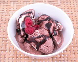 Санди с горячим шоколадным соусом и малиной