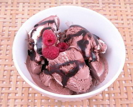 Санди с горячим шоколадным соусом и малиной