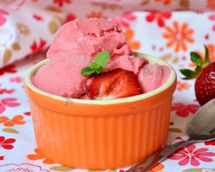 Мороженое домашний клубничный щербет из йогурта