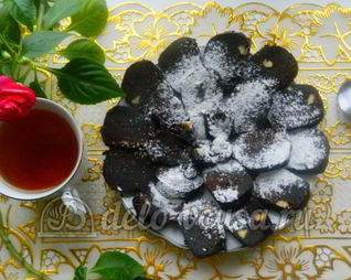 Сладкая колбаска из бисквита