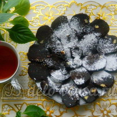 Сладкая колбаска из бисквита