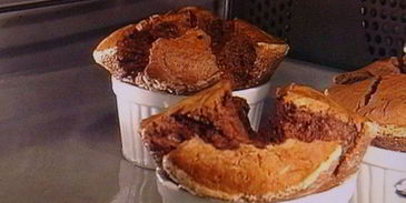 шоколадное суфле под кофейным сабайоном с пряным кумкватом