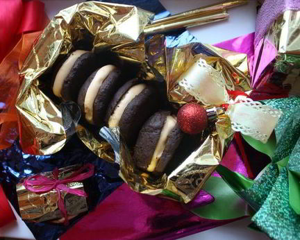 Шоколадные печенья вупи-куки с облепиховым суфле